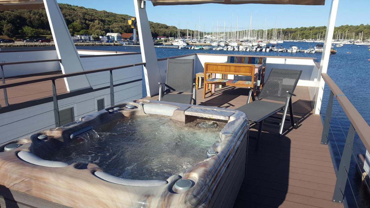 Hausboot Pula - Floating House Water Lily Hotell Eksteriør bilde