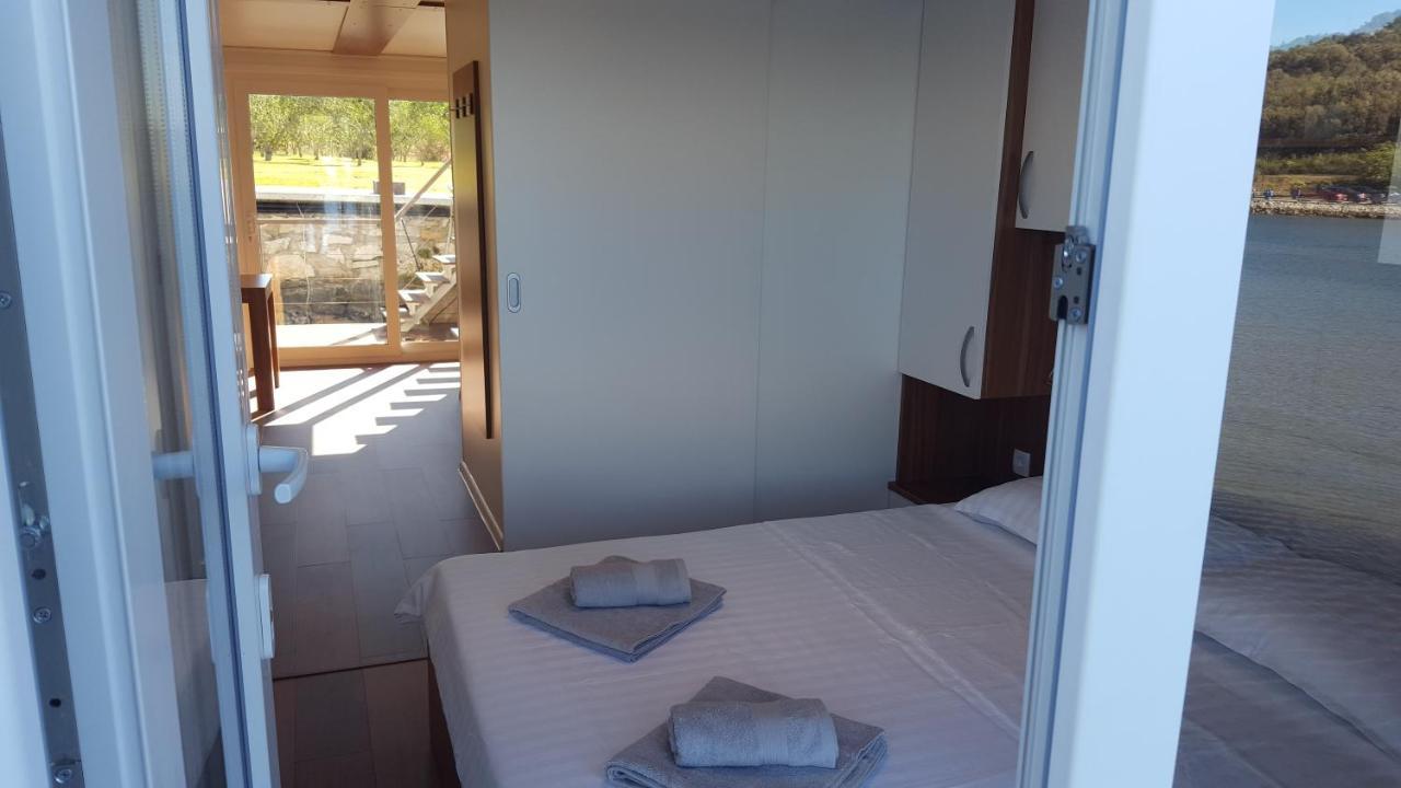 Hausboot Pula - Floating House Water Lily Hotell Eksteriør bilde